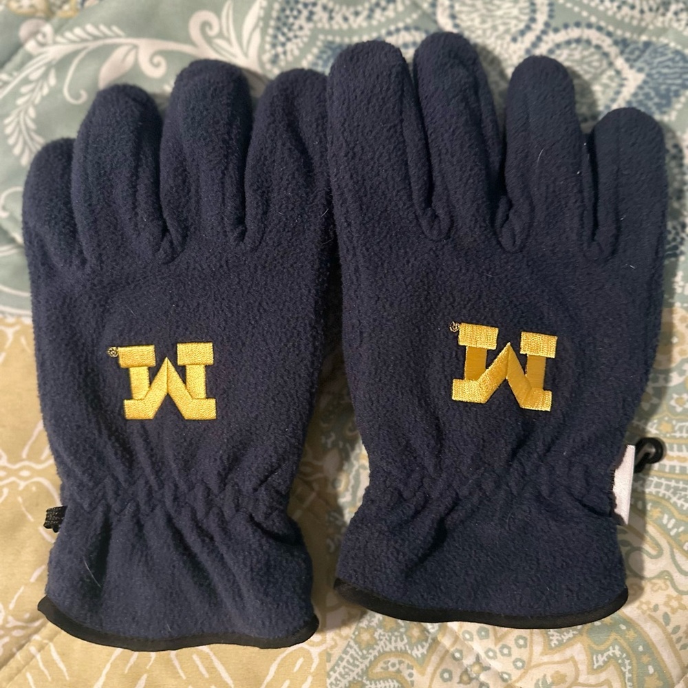 Men’s University of Michigan Navy Blue Gloves with Gold Logo
Size Lg